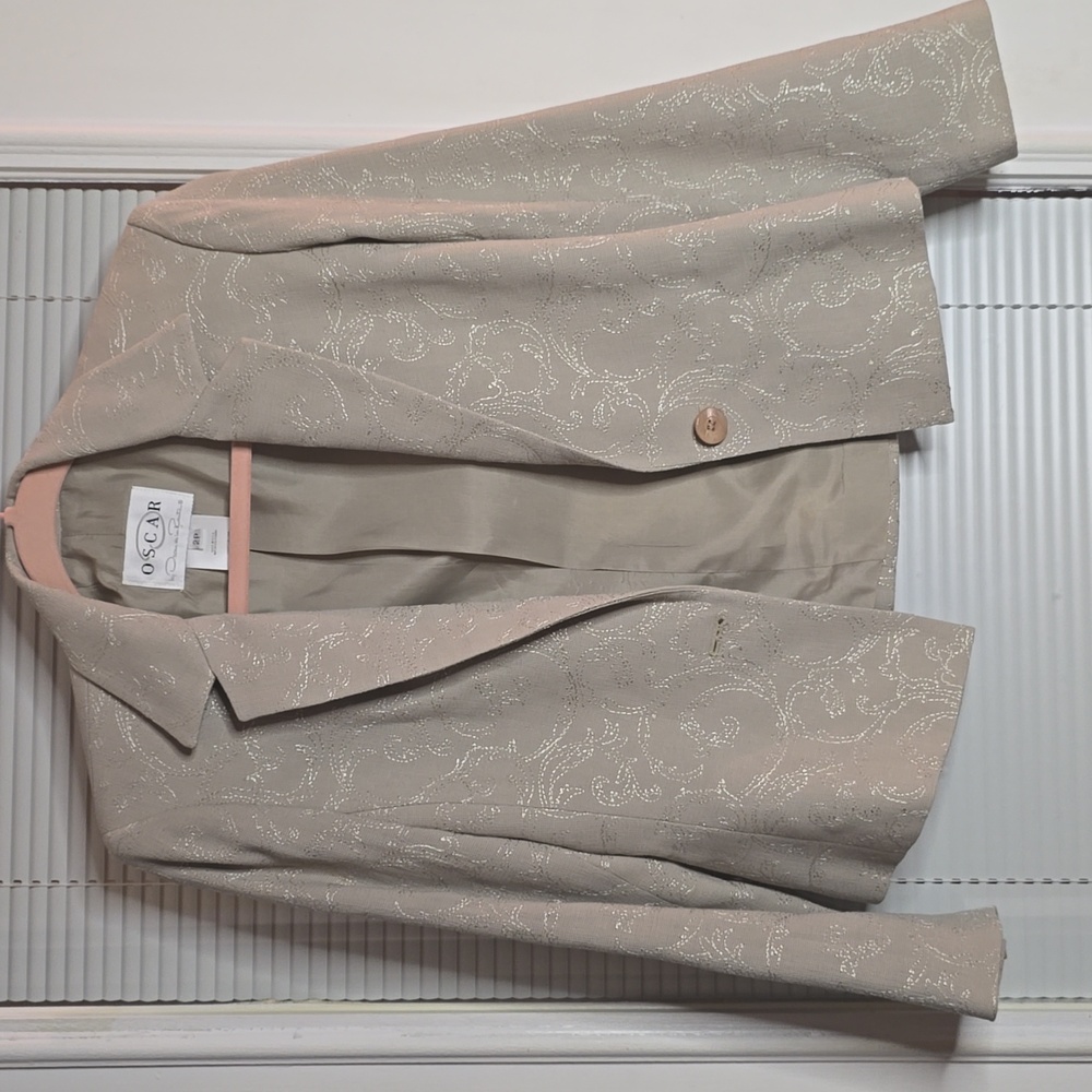 Oscar De la Renta ladies Blazer Size 2 elegant. Box A